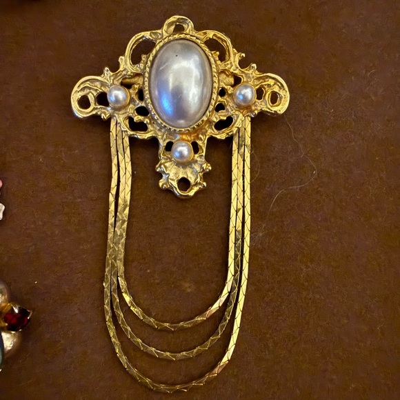 No Brand Jewelry - Vintage Elegant Gold and Glow with black light Victorian Faux Pearl Brooch
